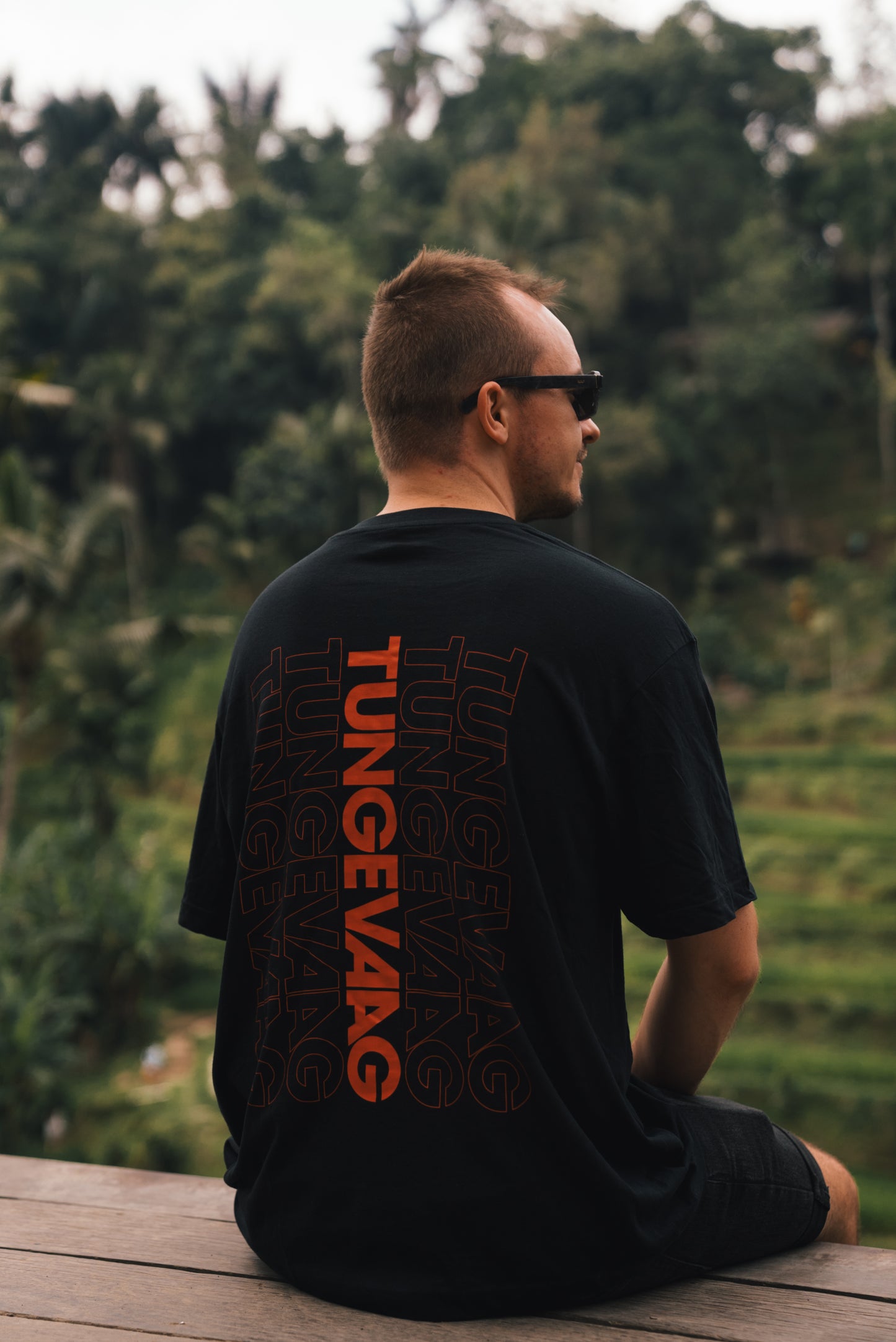 Tungevaag T-shirt / Red Vertical Print